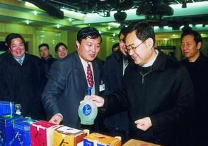 2002年1月22日，时任江苏省省长季允石视察bob足球
。
