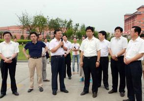 2013年7月12日，时任淮安市市长曲福田视察bob足球
技改项目。